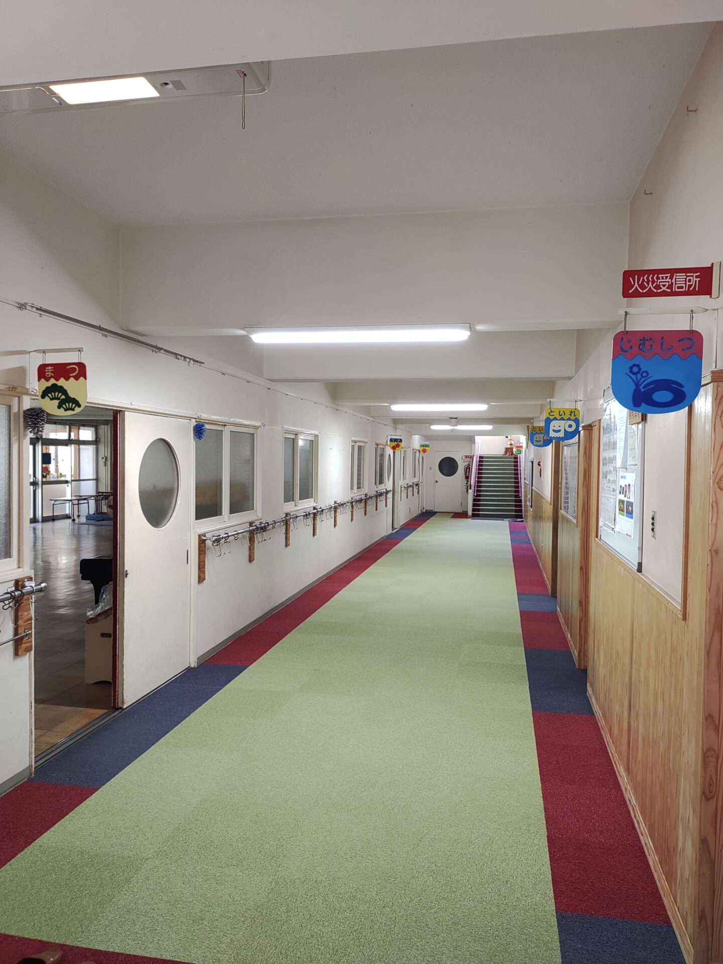 保育室前の廊下
